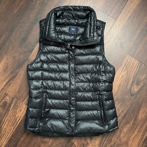 Gap Down Puffer Vest black size M zip pockets